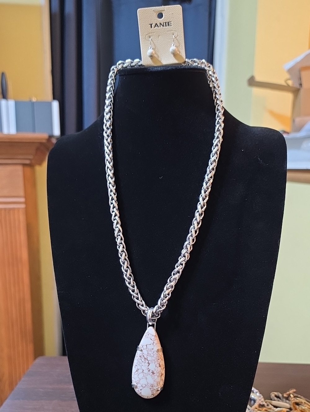A190- Tanie White Howlite Teardrop Pendant Necklace & Earings Set